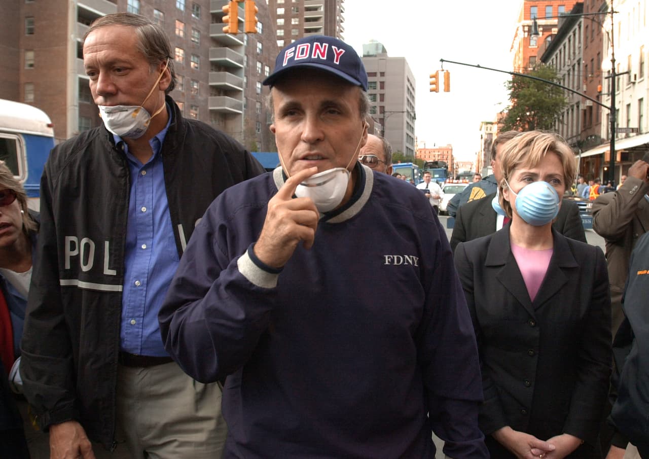 Rudy Guliani recorre la zona del desastre del World Trade Center de Nueva York el 12 de septiembre de 2001, junto al gobernador de Nueva York George Pataki y la senadora Hillary Clinton.