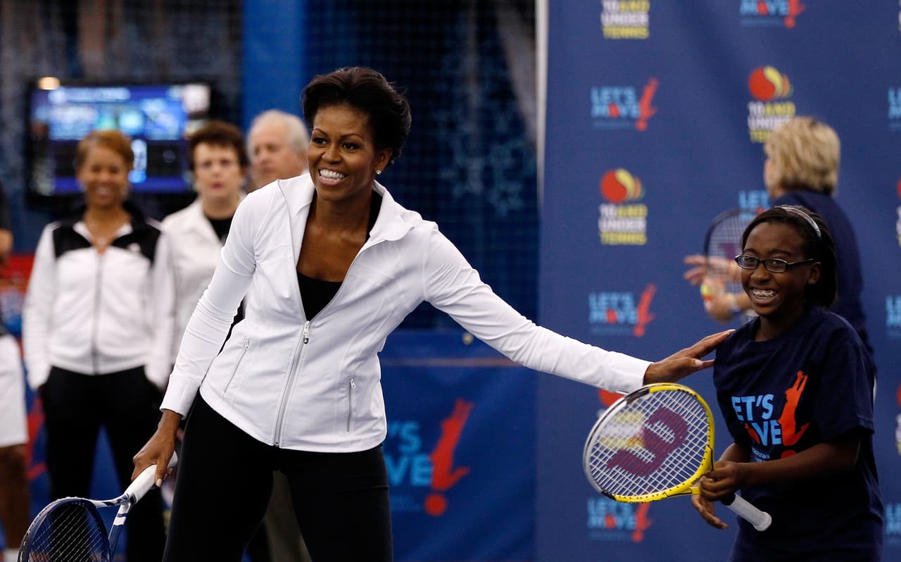Lejos de la parafernalia y rigidez que siempre acompañó la figura de la Primera Dama, a Michelle Obama la vimos en ropa deportiva disputando, con mucho talento, torneos de tenis.