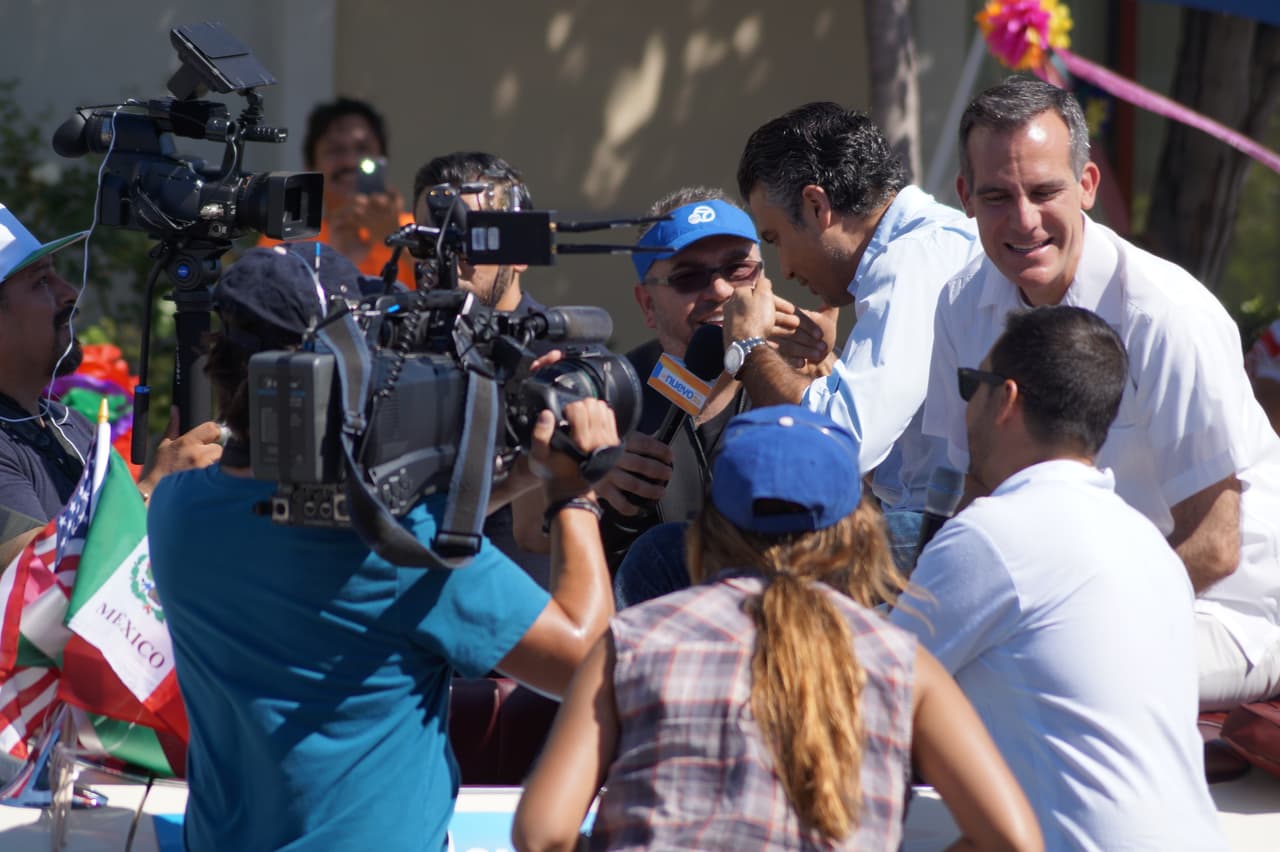 Miles festejaron la independencia de México en el tradicional desfile en el este de Los Ángeles.