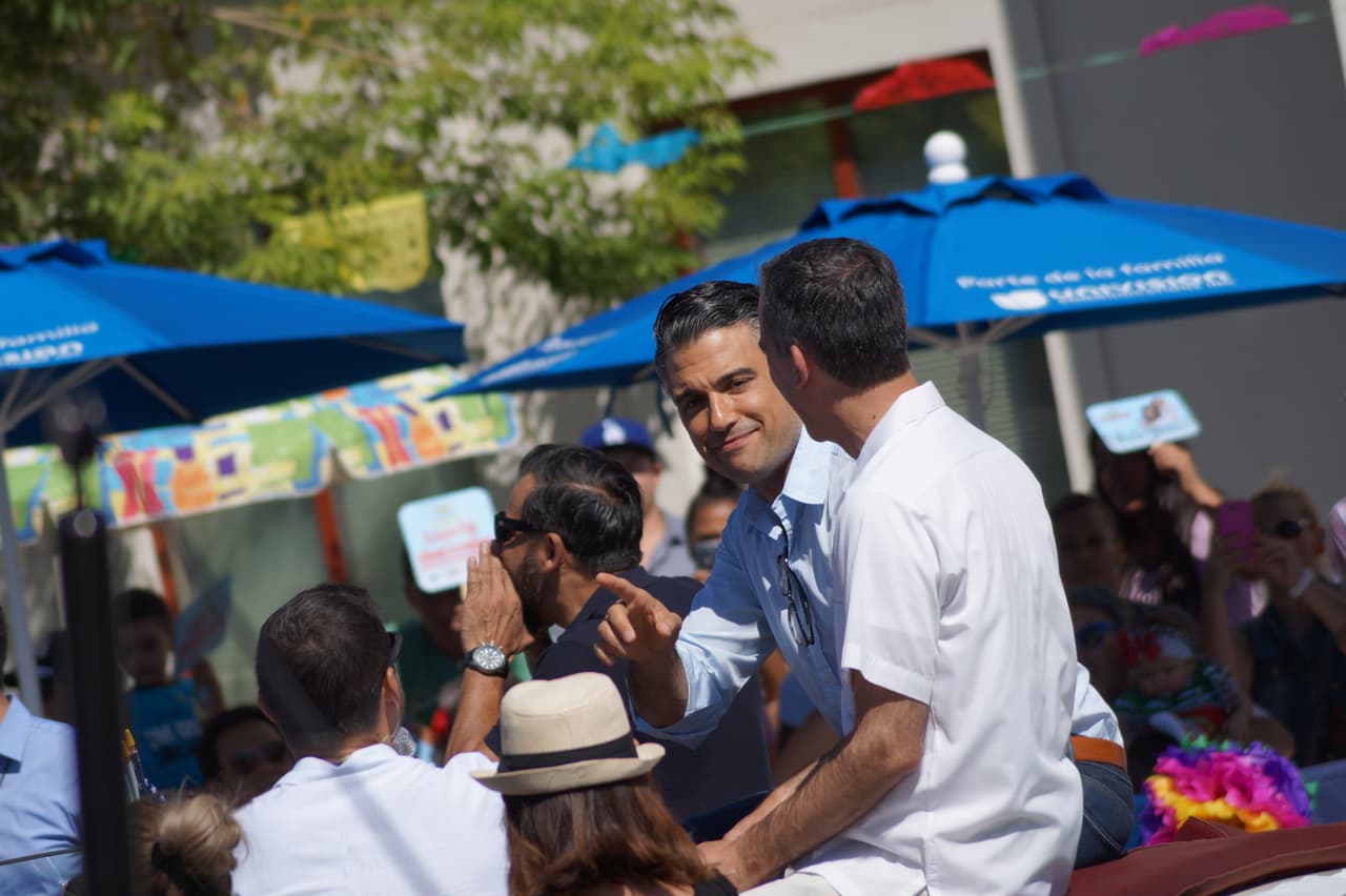 Miles festejaron la independencia de México en el tradicional desfile en el este de Los Ángeles.