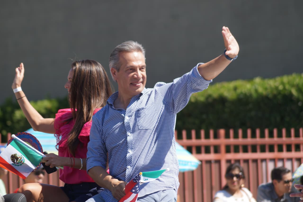 Miles festejaron la independencia de México en el tradicional desfile en el este de Los Ángeles.
