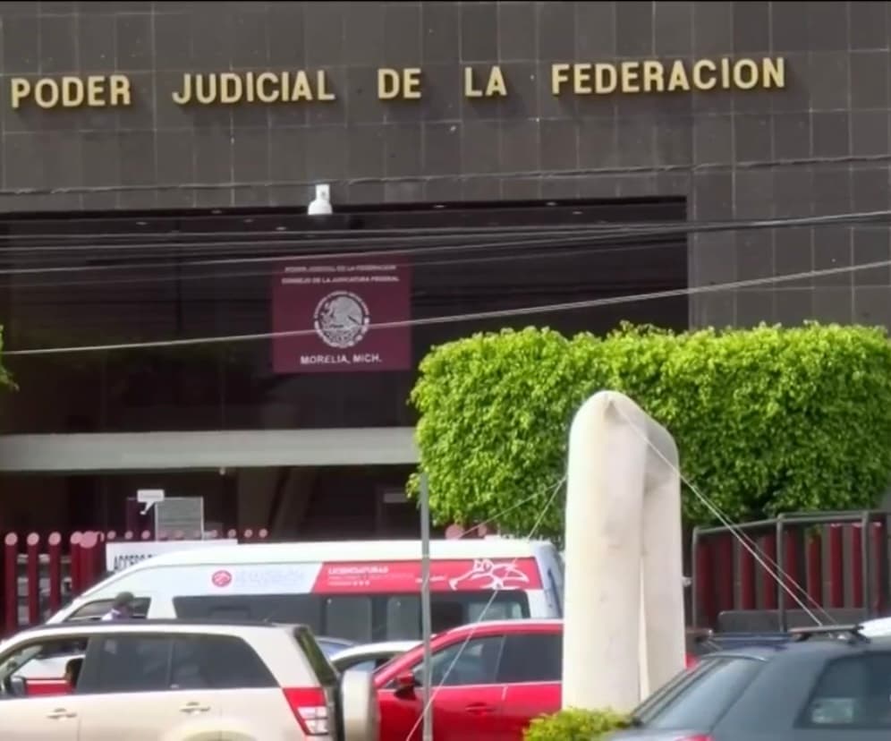 “La orden del juez es muy clara: tienen que buscar los medios para que el niño obtuviera su 
<a href="https://www.univision.com/temas/medicina">medicamento</a>. 
<b>Deben gestionar y hacer todo lo que tengan que hacer para poder aplicárselo”</b>, contó Itzel. 
<br>