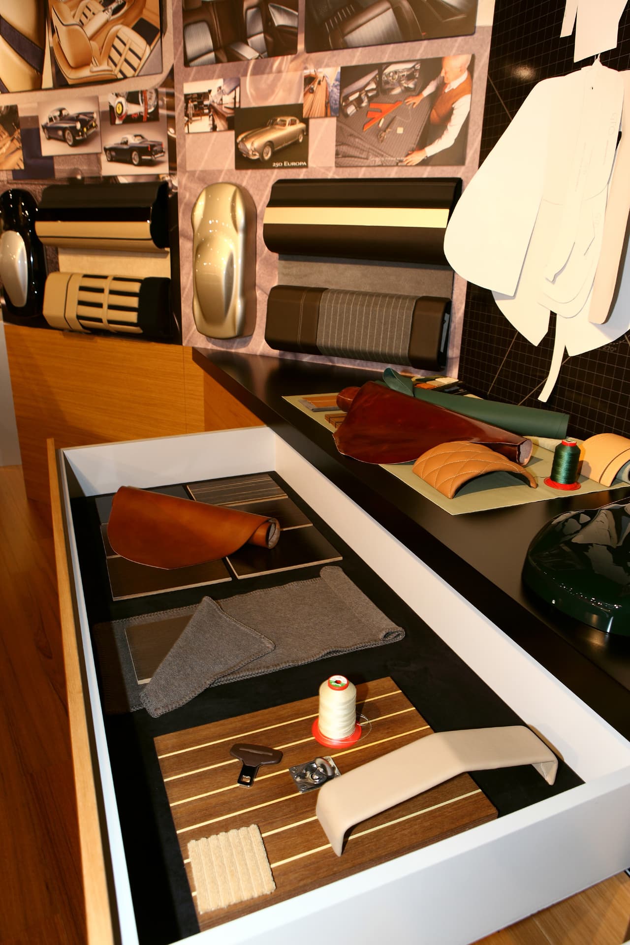 Un diseñador de Ferrari Tailor Made acompaña al cliente durante el proceso para elegir materiales, tipo de costuras, acabados, accesorios, tratamientos, entre otros elementos. Algunos de ellos son usados por primera vez en un auto Ferrari.