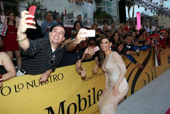 ¿A quién no le gusta un 'selfie'? Y es que están de moda. Mira estas que los artistas se tomaron en la alfombra de Premio Lo Nuestro 2014.