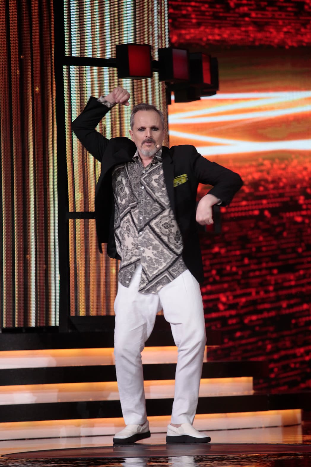 Pero él no pudo quedarse quieto.