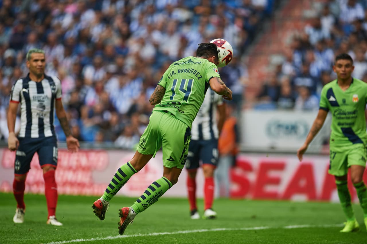 Dos penales bien cobrados por Nicolás Sánchez le otorgan el primer punto del Clausura 2020 a Rayados; Morelia también sumó su primera unidad.
