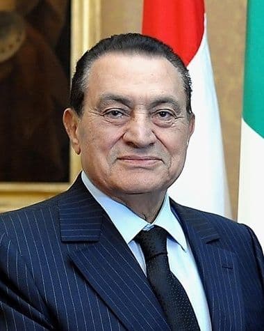 MUHAMMAD HOSNI SAYYID MUBARAK.- Es un político y militar que ocupó el cargo de presidente de la República Árabe de Egipto. Gobernó y estableció su dictadura en el país por más de 30 años. Renunció a su cargo tras una ola de protestas el 11 de febrero de 2011.