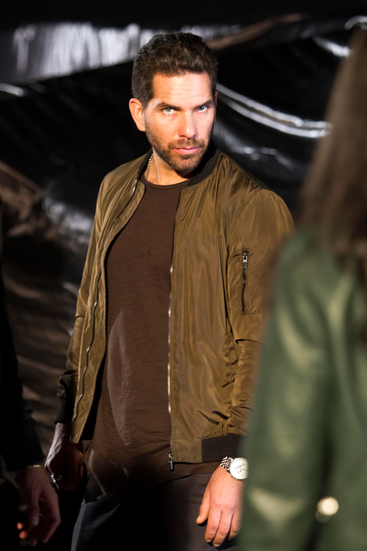 Lo que no sospechaba John es que todo había sido una trampa de 
<b><a href="http://www.univision.com/series/la-piloto/juan-eduardo-colucho-es-dave">Dave</a></b> para atraparlo.