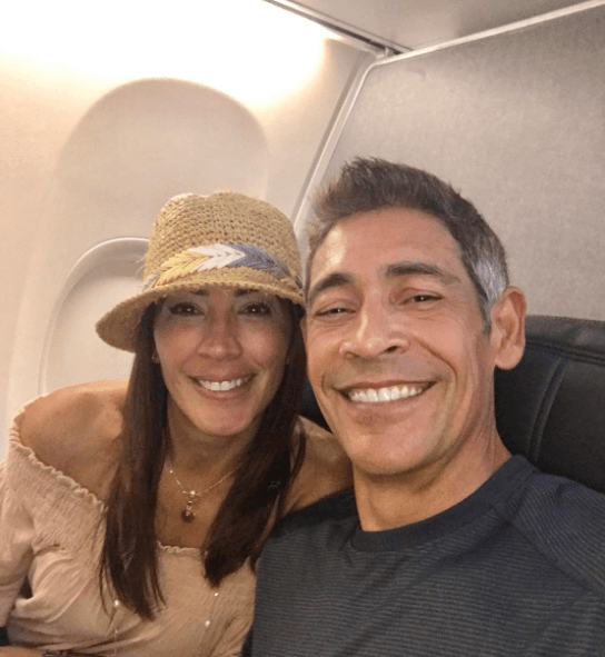 Para su festejo por 25 años de matrimonio, Johnny Lozada y su esposa Sandy compartieron esta foto de su romántica escapada.