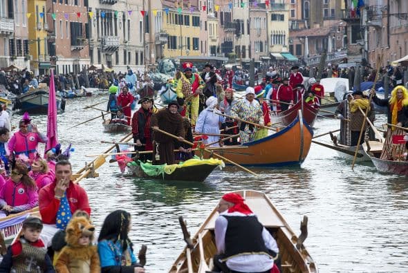 La ceremonia de apertura se desarrolla con el desfile de los barcos de Venecia.