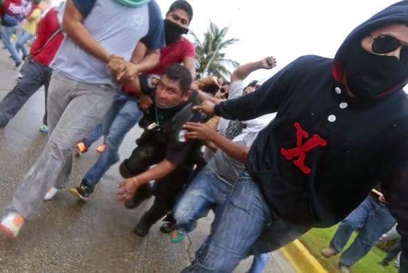 Fuentes de la Secretaría de Seguridad Pública del Gobierno de Guerrero reportaron que luego del enfrentamiento con normalistas y maestros disidentes, 16 de sus elementos resultaron lesionados