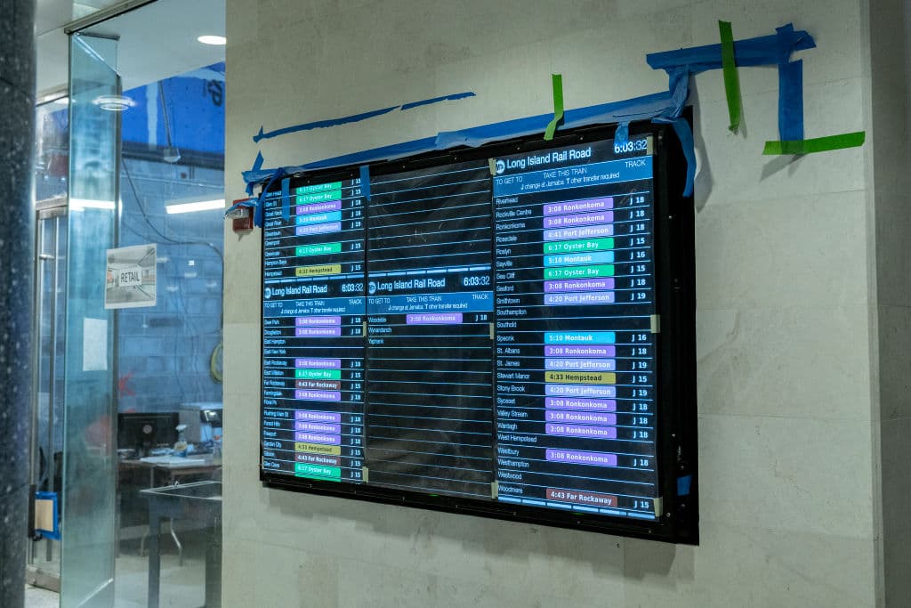 Más trenes LIRR funcionarán durante las horas pico y habrá mejores opciones de viaje inverso a Long Island. Los pasajeros estarán informados a través de luminosas pantallas.