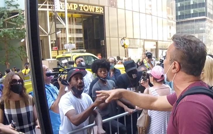 Discusiones entre manifestantes del movimiento Black Lives Matter y simpatizantes del presidente Donald Trump.