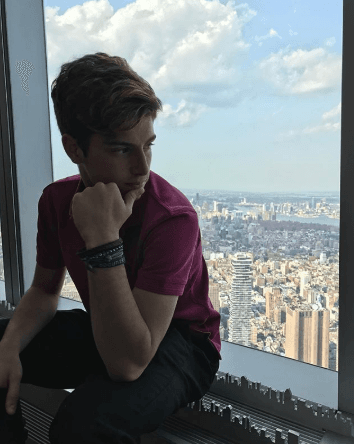 Los tres medios hermanos de Nicolás Haza lo han puesto en una situación particular, pues les lleva por lo menos 18 años más. 
<br>