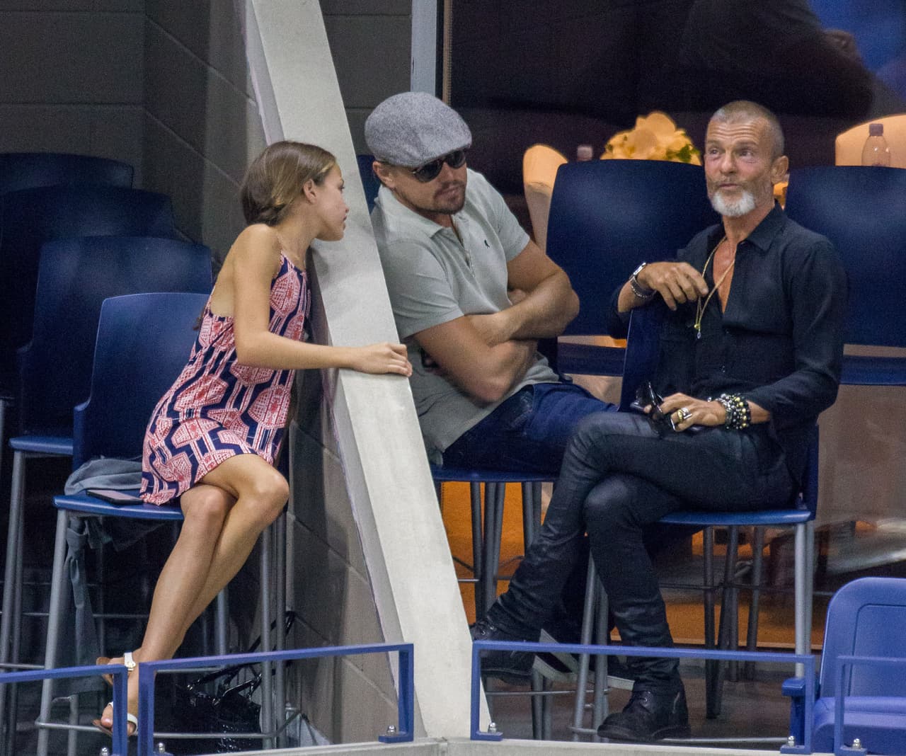 La niña se armó de valor y saludó a Leo.