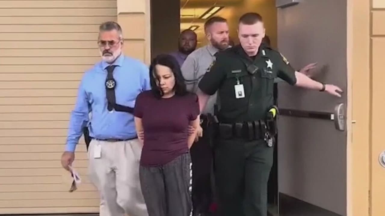 Padres de bebé que murió tras ser olvidada dentro de un auto enfrentan cargos de homicidio