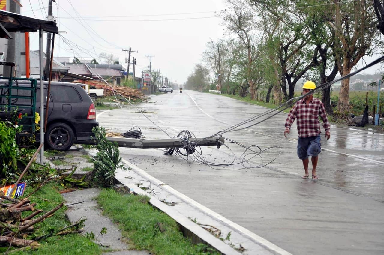 <b>Nunca toque los cables caídos:</b> si ve una línea eléctrica caída, es extremadamente peligrosa. No la toque ni intente moverla, y mantenga alejados a los niños y animales. Informe sobre líneas eléctricas caídas de inmediato llamando al 
<b>911</b> y llamando a PG&E al 
<b>1-800-743-5002</b>.
<br>