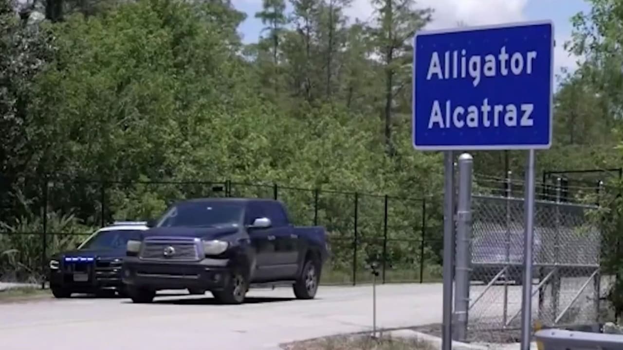 Cierre de 'Alligator Alcatraz': 1,400 inmigrantes esperan conocer su destino