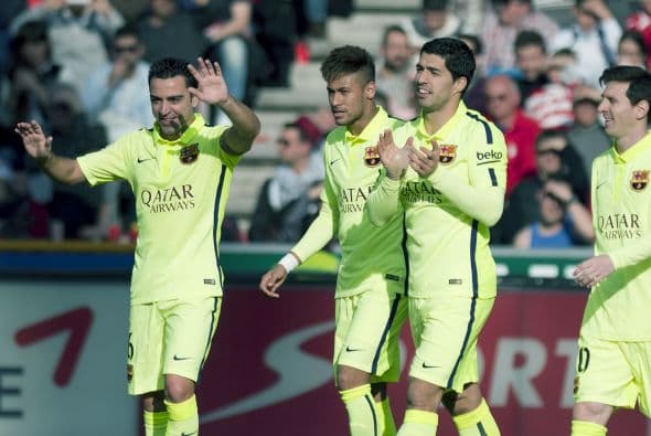 Acciones de la jornada 25 en España donde el Barcelona goleó 3-1 al Granada a domicilio con anotaciones de Rakitic, Suárez y Leo Messi.