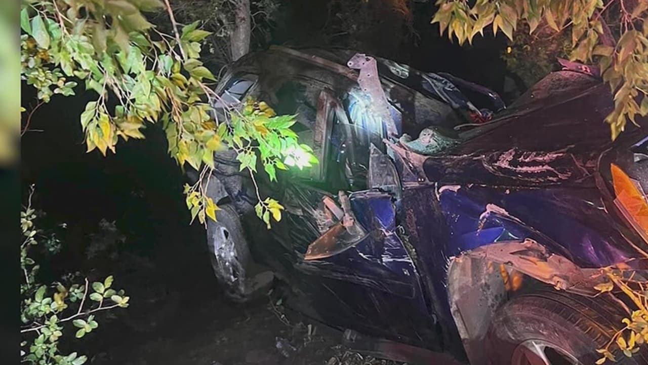 Conductora cae por un barranco y logra sobrevivir dos días dentro de su vehículo antes de ser rescatada 