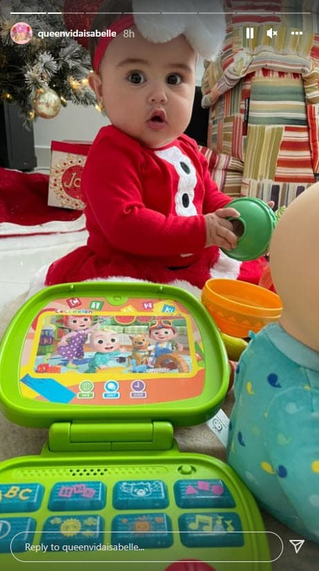 Incluso cuando estaba jugando con sus juguetes nuevos.