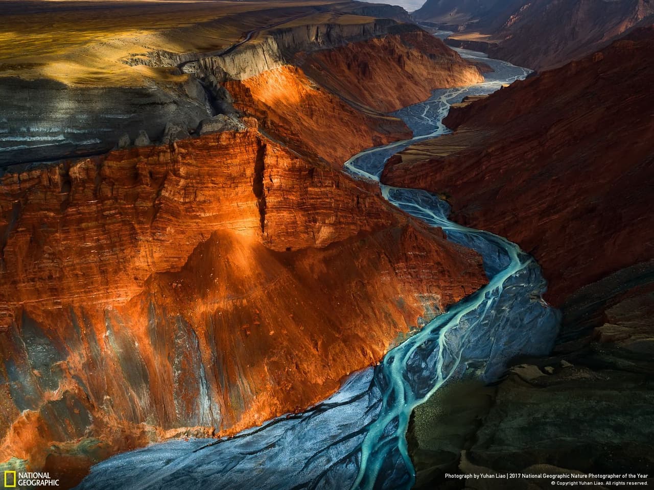 <b>Los colores de Dushanzi.</b> La luz del sol sobre estratos minerales de diferentes colores hace un espectáculo en el Gran Cañón Duzhanzi de China. En dirección norte-sur, este cañón comienza desde el paso de Longkou y se extiende hasta el huerto Dushanzi, mide aproximadamente 12.5 millas de largo y con áreas de hasta 3,280 pies de ancho. La altura desde la parte inferior hasta la zona más alta del valle puede alcanzar los 650 pies. El sitio se ha convertido en un destino turístico por la belleza escénica que posee.