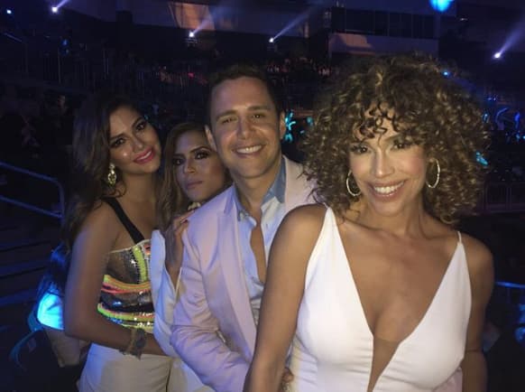 La familia unida disfrutando de Premios Juventud.