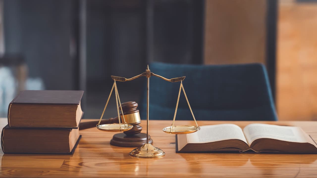 <h3 class="cms-H3-H3">Opciones si no puedes pagar un abogado privado</h3> Cuando el costo es una barrera, 
<b>existen alternativas. </b>
<br>Según 
<i>TexasLawHelp</i>, su plataforma centraliza información legal gratuita y directorios de ayuda por región y tipo de caso 👉🏻 
<a href="https://es.texaslawhelp.org/" target="_blank">haz clic aquí para más información en español</a>
<br>También operan organizaciones como
<i> Legal Aid of NorthWest Texas</i> y 
<i>Texas RioGrande Legal Aid</i>, que atienden según ingresos y elegibilidad. 
<br>Sus números de teléfono son: 
<br>☎️ 
<b>Legal Aid of NorthWest Texas:</b> 888-529-5277
<br>☎️ 
<b>Texas RioGrande Legal Aid:</b> 833-329-8752