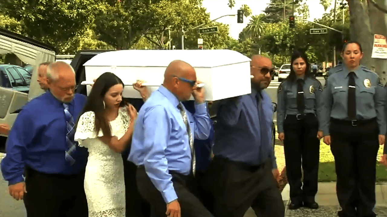 Familiares cargan el ataúd para ingresar a la iglesia.