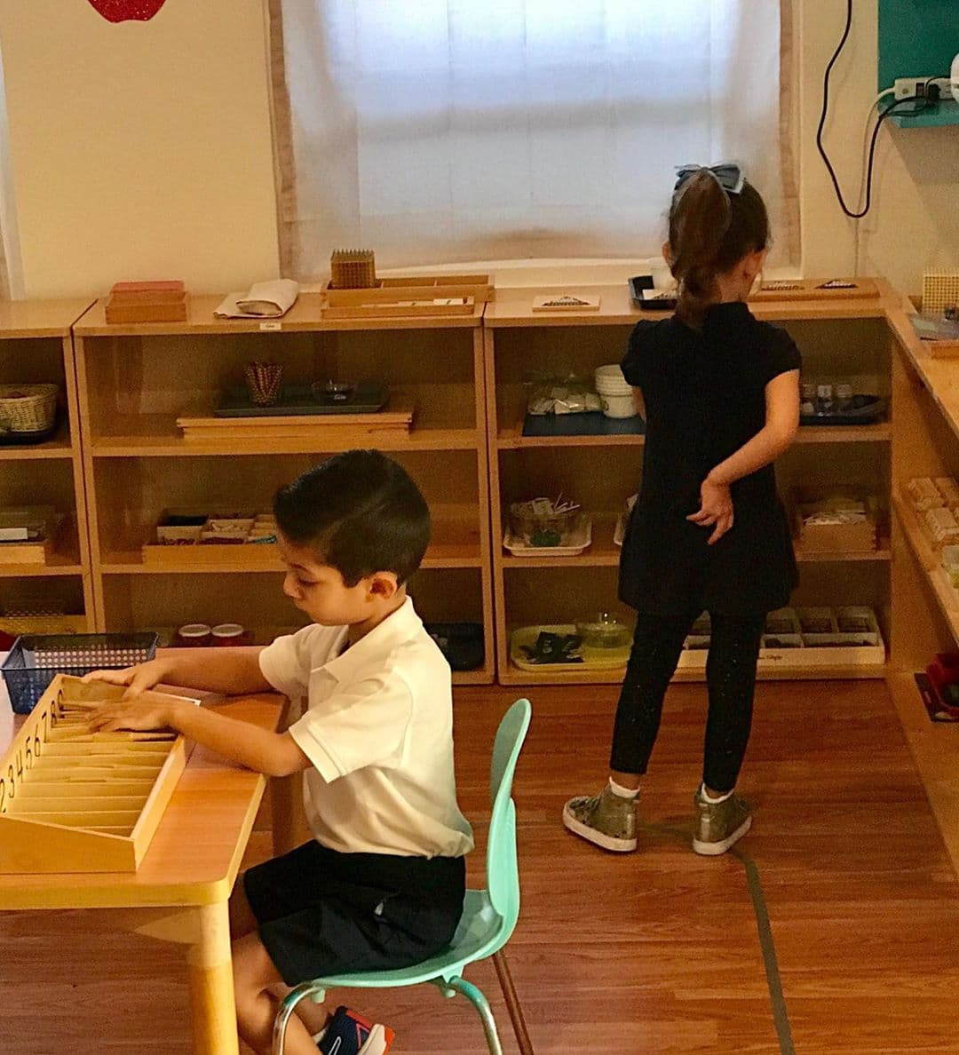 Michelle disfrutó el inicio de clases desde que llegó. Luego de dos años como estudiante ya conoce cada rincón del aula.