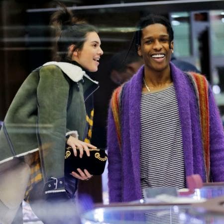 Algunas de los conocidos amores de Jenner incluyen a su primer novio Julian Brooks, el músico Young Jinsu, los basquetbolistas Jordan Clarkson y Blake Griffin, y 
<b><a href="https://www.univision.com/famosos/a-ap-rocky-el-rapero-estadounidense-liberado-en-suecia-se-reencuentra-con-un-viejo-amor-kendall-jenner-fotos" target="_blank">el rapero A$AP Rocky</a></b> (con ella en la foto).