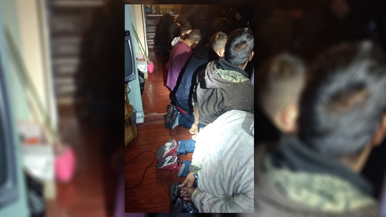 Encuentran a 12 inmigrantes retenidos por contrabandistas en una casa móvil en Arizona