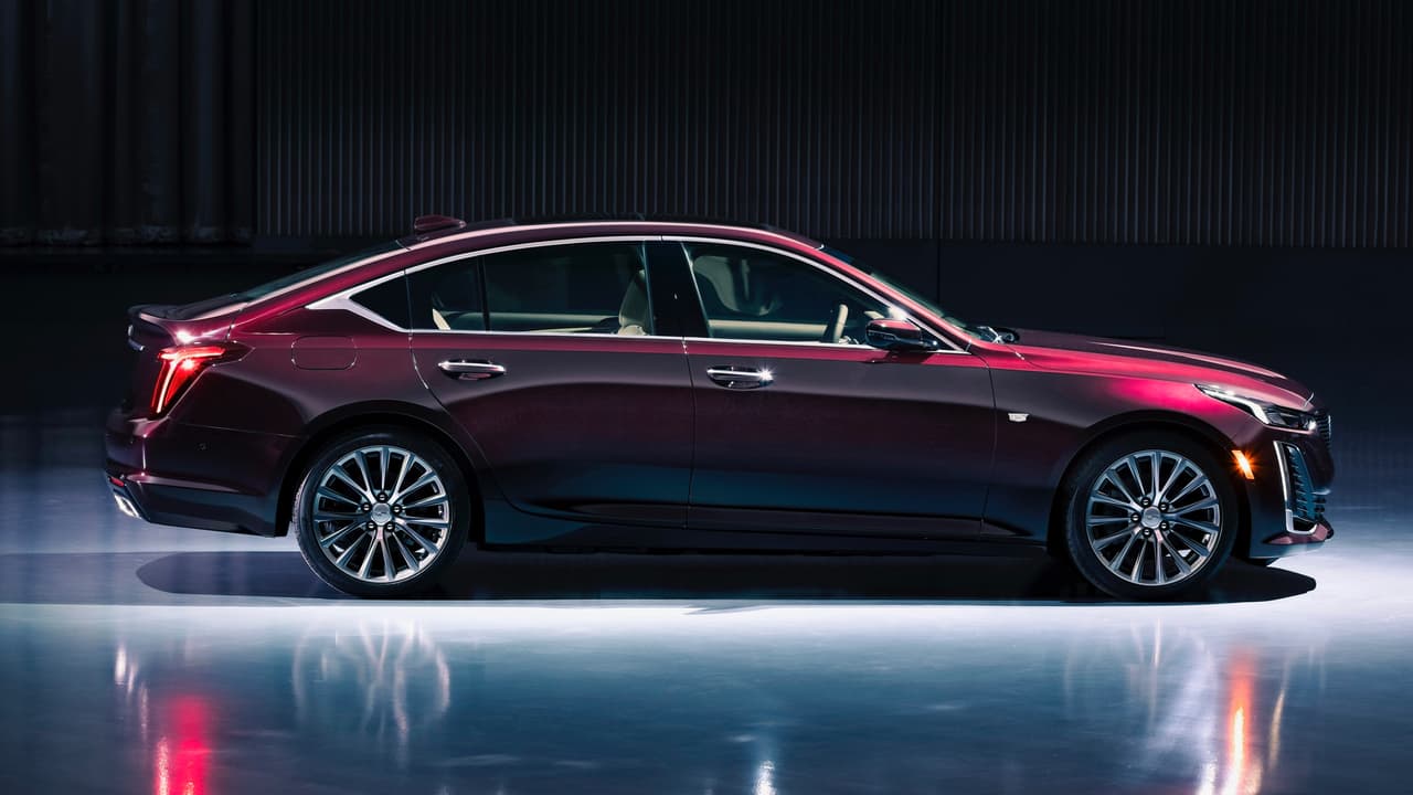 Los dos motores opcionales para el Cadillac CT5 estarán acoplados a la misma 
<b>transmisión automática de 10 velocidades</b>. El motor básico es un 
<b>cuatro cilindros turboalimentado con 2.0 litros de desplazamiento</b>, mientras que la opción más potente es un 
<b>V6 doble turbo de 3.0 litros de desplazamiento</b>, ambos motores ya están disponibles en varios modelos Cadillac de la actualidad incluyendo el CTS que este modelo reemplaza. Aunque Cadillac no compartió las cifras de performance de los motores, en el CTS 2019 el 4 cilindros desarrolla 
<b>268 Caballos de fuerza y 295 libras-pie de torque</b>, mientras que el V6 produce 
<b>420 caballos de fuerza y 430 libras-pie torque</b>. Al igual que el CTS, el CT5 ofrecerá 
<b>tracción integral</b> como opción.