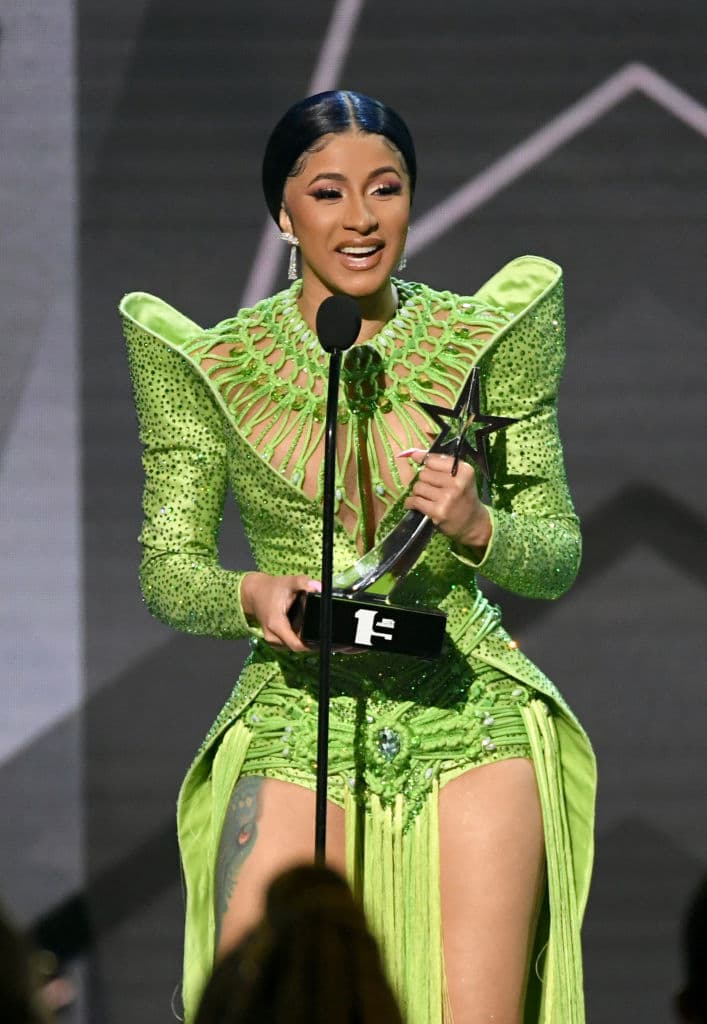 Hace pocos días, también
<b>Cardi B </b>generó un gran escándalo cuando la reportera de El Gordo y La Flaca, Gelena Solano, intentó entrevistarla.