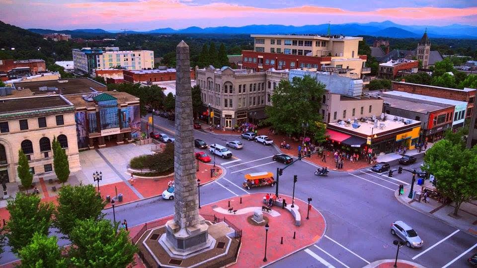 <b><a href="https://goo.gl/maps/MDi5i7xq4HNTgLUb9" target="_blank">Asheville</a></b>. Asheville es una ciudad divertida e informal con un ambiente bohemio. Desde la primavera hasta el otoño, los artistas callejeros se alinean en las aceras, y los círculos de tambores de los viernes por la noche siempre son populares, tanto entre los artistas como entre los espectadores. La ciudad también tiene una gran selección de restaurantes y tiendas interesantes. Es el lugar perfecto para una escapada fácil en pareja y sin preocupaciones.