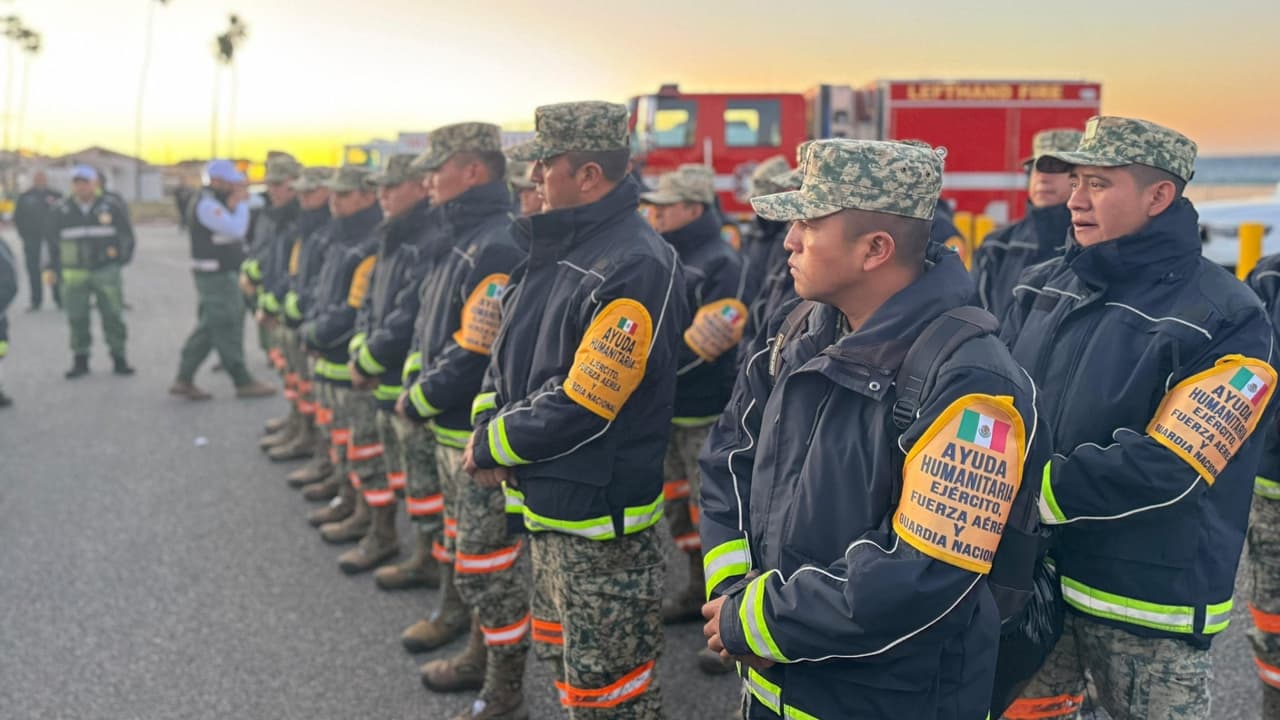 Bomberos mexicanos arrancan su tarea en la lucha contra los incendios de Los Ángeles