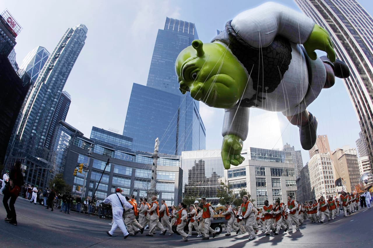 Cada año los tamaños de los globos han ido creciendo y los personajes se van actualizando. En la fotografía de 2007, un inmenso Shrek vuela por las calles de Manhattan.
<br>