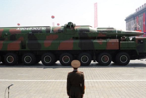 Entre los proyectiles norcoreanos que podrían están listos para ser lanzados destaca el Musudan, un misil que el régimen aún no ha probado y que tiene un rango estimado de entre 3.000 y 4.000 kilómetros, suficiente para alcanzar Japón o las bases estadounidenses de la isla de Guam, en el Océano Pacífico.