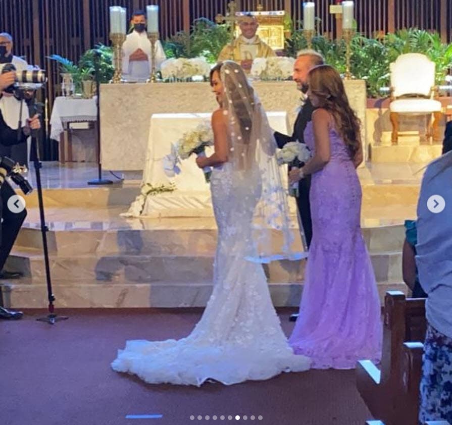 "Zoe siempre quiso que tuviera un vestido de princesa, pero (son) vestidos corte de sirena. Y Sebastián me (vio) ya vestida en la iglesia".
<br>