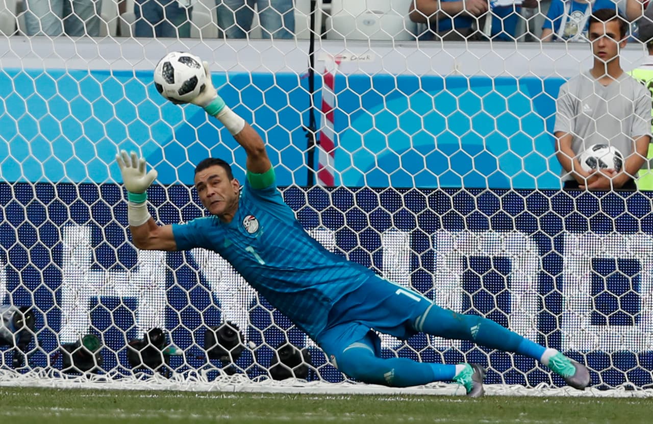 El portero egipcio Essam El Hadary desvía un penalti durante el partido del grupo A entre Arabia Saudí y Egipto en la Copa Mundial 2018 en el Volgograd Arena en Volgogrado, Rusia, el lunes 25 de junio de 2018.