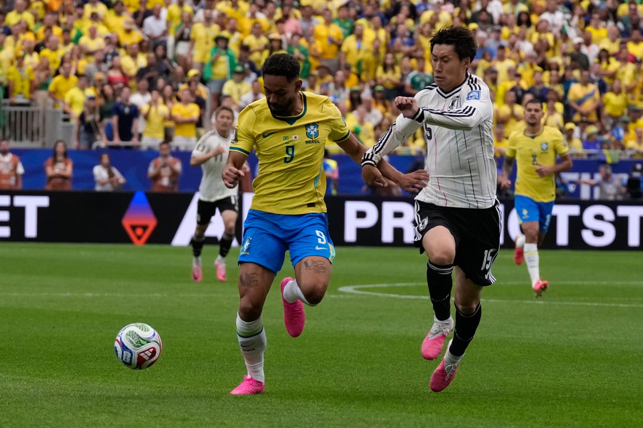 Matheus Cunha (9) de Brasil lucha por el balón con Daichi Kamada (15) de Japón durante el partido de dieciseisavos de final de la Copa Mundial entre Brasil y Japón en Houston, el lunes 29 de junio de 2026.