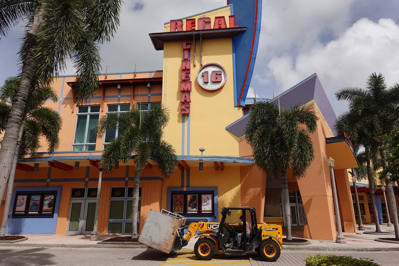 Cierre de cines Regal genera un impacto negativo en otros negocios de Miami-Dade y Broward