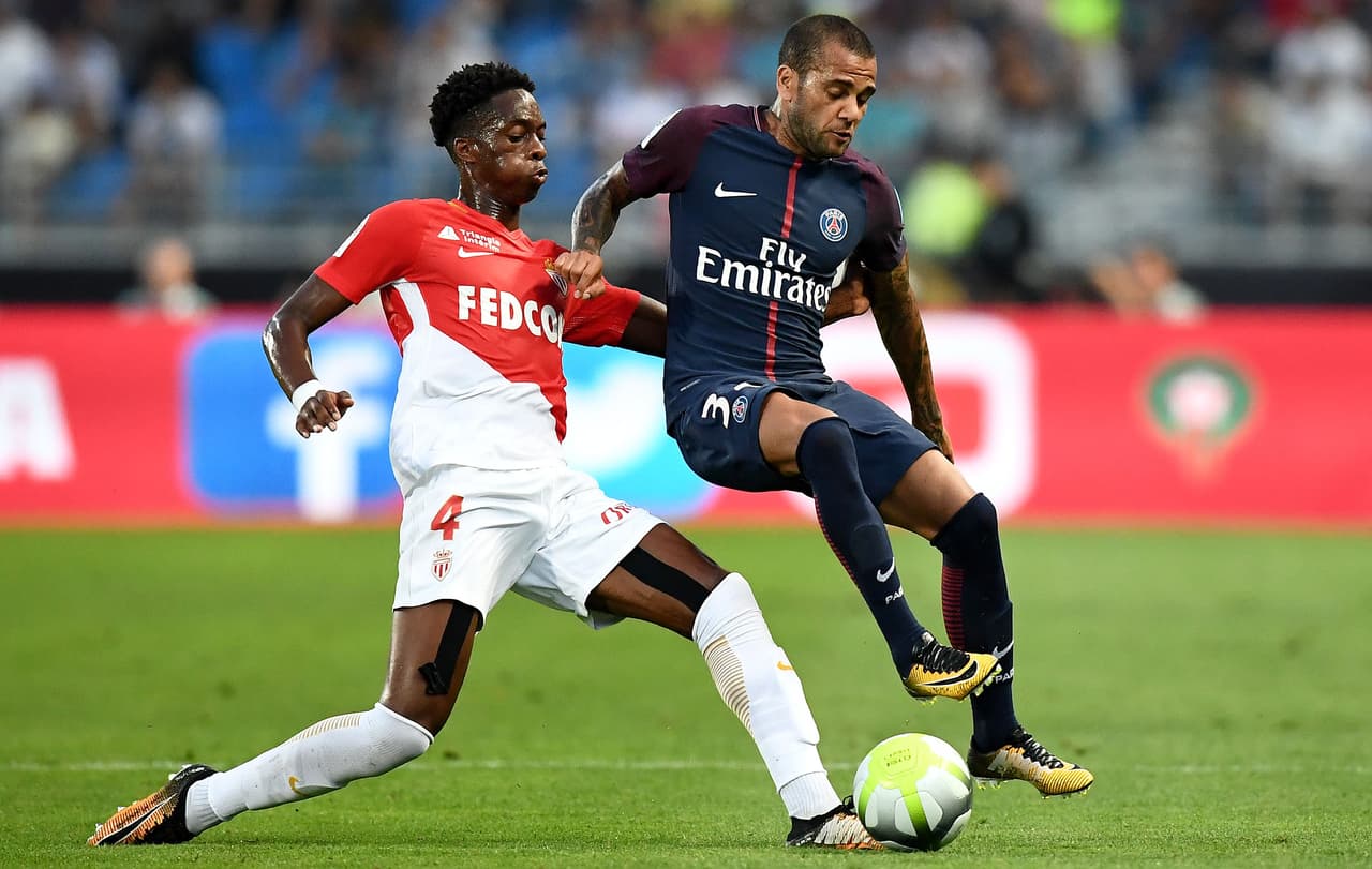 Así finalizó la primera mitad, aunque ya Dani Alves avisaba su poder por derecha ganándole en ocasiones al debutante Kongolo.