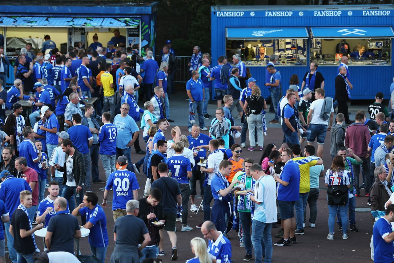 Los aficionados alemanes llegaron en gran número al estadio de Gelsenkirchen, entre los cuales habían contados portugueses.