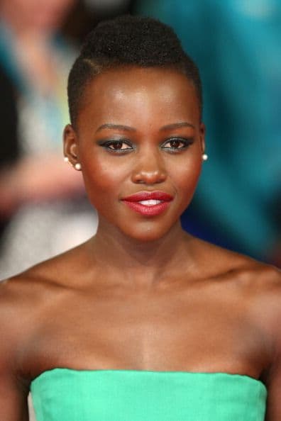 Lupita N’yongo utilizó un increíble modelo Calvin Klein para asistir a los Oscar 2015, con el cual llamó a la atención de medio mundo por tener un valor de 150 mil dólares.