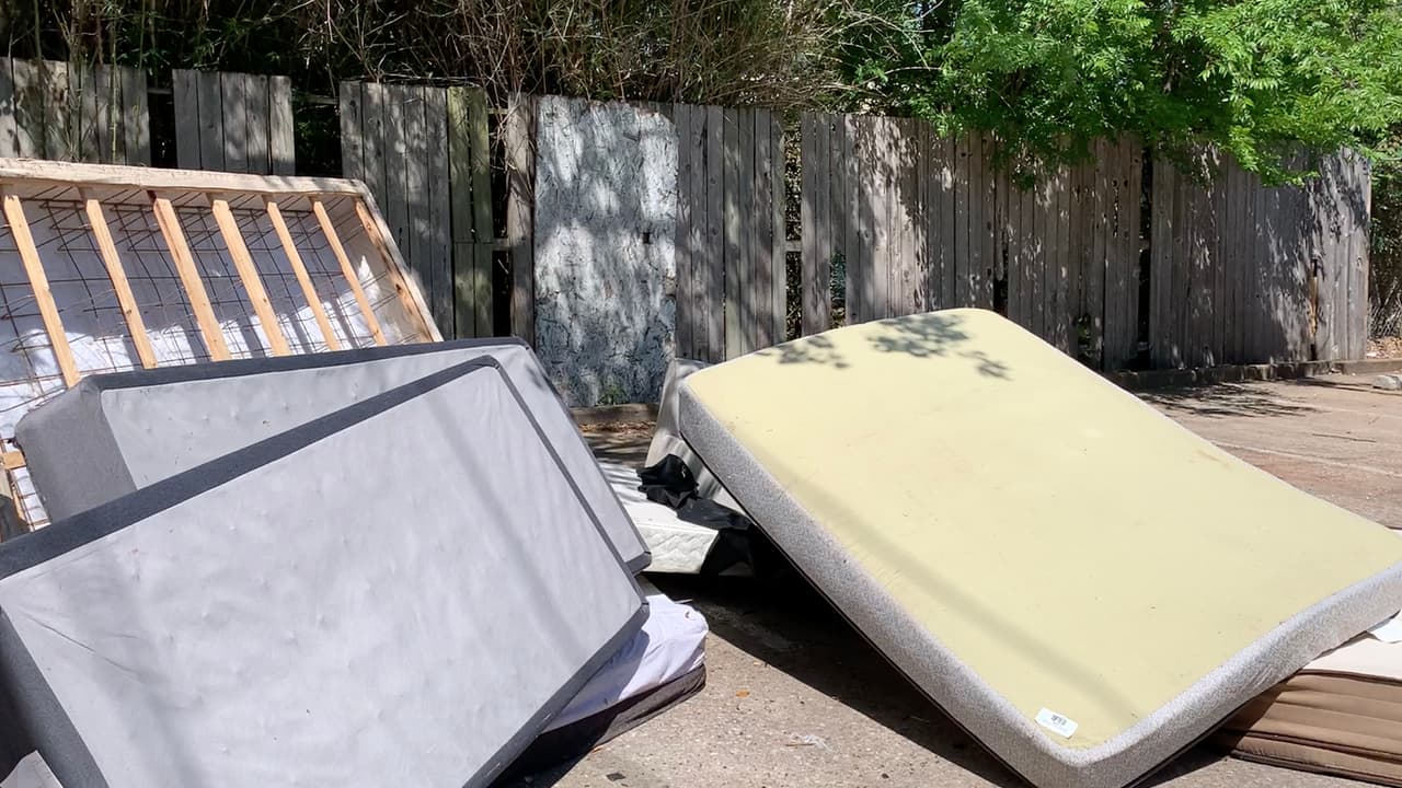 “Muchas veces los complejos de departamentos mantienen basura pesada alrededor de los contenedores, es basura que se debe de recolectar porque ocasiona que haya ratas”, dijo Verónica Hernández, del Departamento de Vecindarios de Houston.