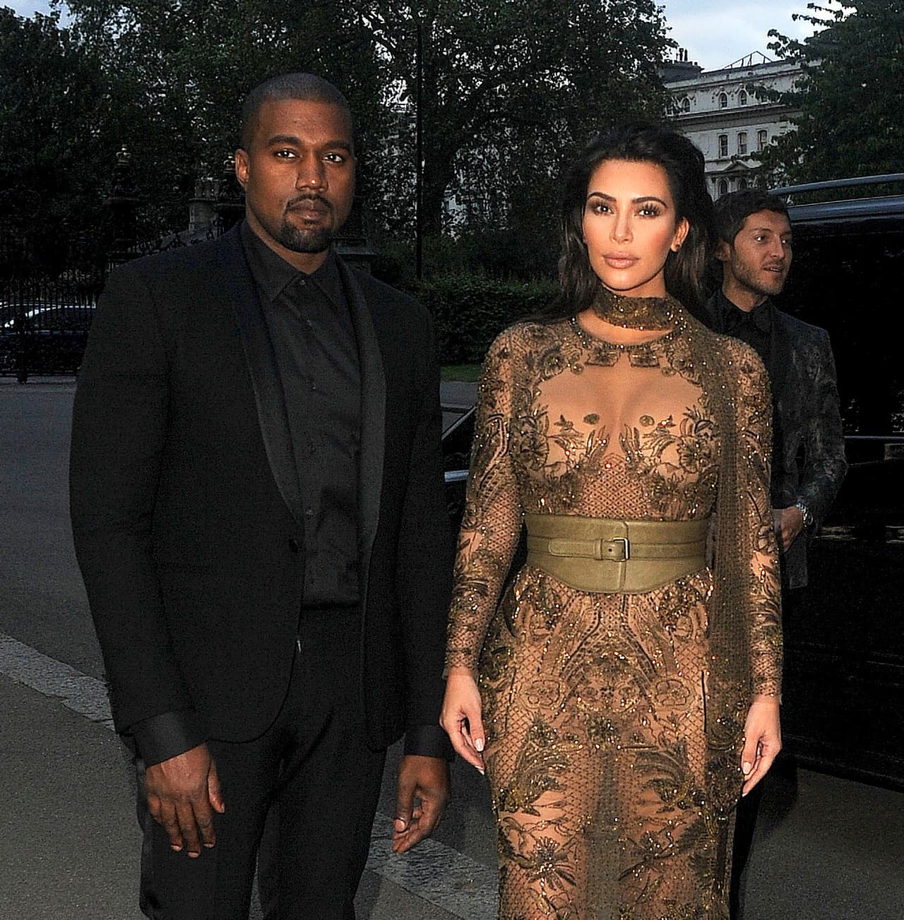 Kanye West también lució muy elegante junto a su mujer.