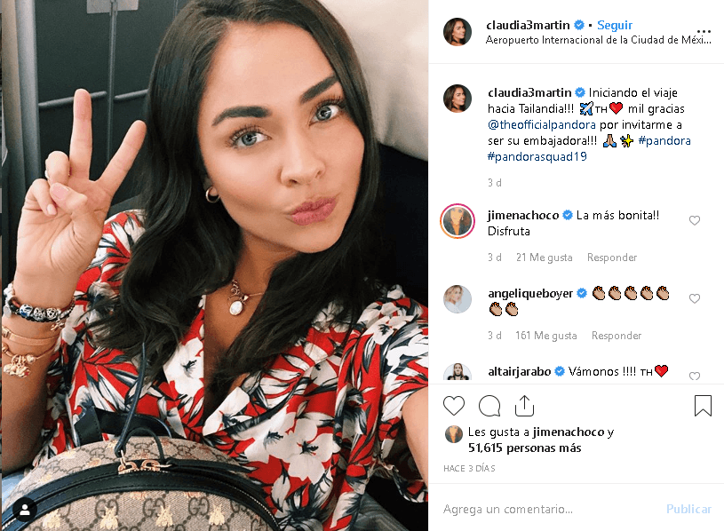 En redes sociales, Claudia ha registrado la travesía desde que salió de la Ciudad de México. En esta foto, la actriz estaba ya en el aeropuerto para tomar el avión a Tailandia.