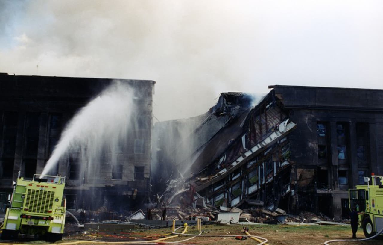 Un total de 19 terroristas vinculados a la organización Al Qaeda, de Osama bin Laden, actuaron ese día en el secuestro de los vuelos comerciales estrellados. 
<br>