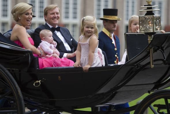 Catharina-Amalia es la hija del rey Willem Alexander y su esposa la reina Máxima. Willem ascendió al trono en 2013, luego de la abdicación del trono por parte de su madre, la reina Beatriz.La princesa de Orange, la mayor de tres hermanas, a sus 11 años va a un colegio público, practica judo, jockey, le encanta la actividad hípica y habla perfectamente holandés, español e ingles.Y aunque sus apariciones públicas por el momento son limitadas, sus papás se aseguran de incluirla en las actividades tradicionales y necesarias para su formación como futura reina.